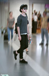 组图：井柏然着黑色得心应手 时尚感十足