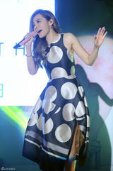 组图：张靓颖台湾办加盟发布会 索尼赠金麦