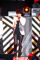 独家：雪莉男友崔子亮相爱心慈善演唱会