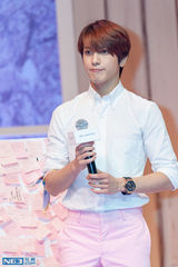 独家：郑容和会粉丝 白衣粉裤弹吉他校草气质