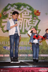 组图：Kimi卖萌耍宝人气高 与老爸台北捞金