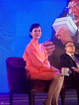 组图：海清红衣亮相活动 短发时尚感十足