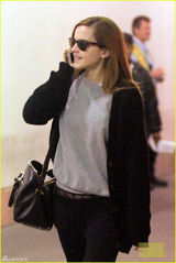 组图：艾玛-沃特森机场手机聊不停 返校庆毕业