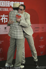 组图：成龙亮相上影节 与尚格云顿20年后再聚