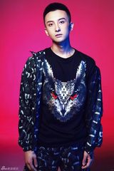 组图：新星牛骏峰时尚写真演绎雅痞小鲜肉