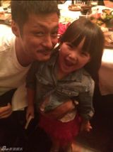 组图：周润发王诗龄戴花合影 大小顽童卖萌耍宝