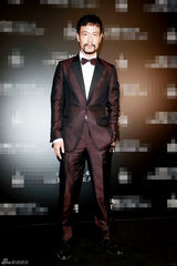 组图：廖凡上海出席艺术展  西装笔挺深沉内敛