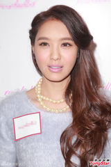 组图：官恩娜喜当设计师 称不会闪婚