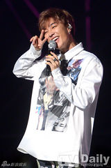 组图：众男团帅气大比拼 SHINee激情献唱