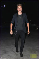 组图：超杀女邀小贝长子再约会 一同看演唱会