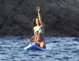 组图：蕾哈娜穿比基尼泛舟 水中央撅翘臀扯内裤