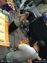 组图：姚晨片场庆生 曹郁抱儿子现身陆川送祝福