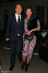 组图：超模凯特-莫斯皮草披肩出街贵气十足