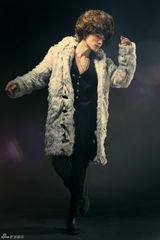 组图：许诺人造皮草硬汉造型 呼吁保护动物