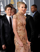 高清图：格莱美红毯泰勒-斯威夫特亮相俏丽可人