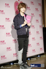 组图：韩国组合SHINee助阵化妆品牌新品发布