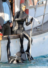 组图：哈莉-贝瑞拍海上落水戏 穿潜水服湿身出镜