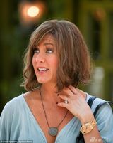 组图：安妮斯顿片场换装忙 演绎恋爱中小女人