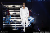 组图：贾斯汀-比伯首尔卖力开唱 白背心秀肌肉