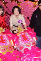 幻灯图：杨千嬅担任嘉宾 为金龙醒狮点晴