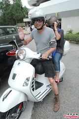 组图：应采儿剖腹诞男婴 谢天华等入院探望