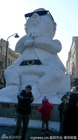 组图：哈尔滨竖PSY鸟叔雕塑 游客齐跳江南Style