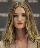 组图：变3女郎惠特莉推销香水 真空职业装亮相