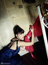 组图：英国IT Girl黛西-罗易拍手机广告秀性感