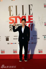 组图：张浩天亮相ELLE盛典 化身酷雅绅士