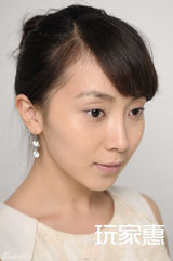 组图：许歌素颜拍美容大片 尽显剔透雪肤