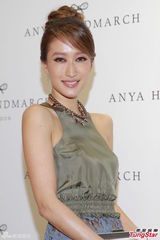 组图：杨千嬅白衬衣透出黑胸罩 笑谈育儿趣事