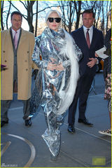 组图：Gaga用银箔纸做衣服 阳光下闪瞎双眼