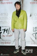 组图：曹在显携手导演全奎焕出席《重量》试映