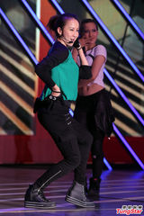 组图：李玟扭腰摆臀性感开唱冷落老公