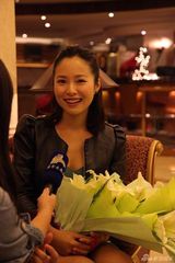 组图：江一燕气质青春清新 为粉丝签名一丝不苟