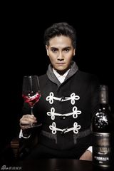 组图：丁子峻时尚大片演绎花漾美男