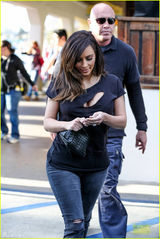 组图：卡戴珊与姐妹外出郊游 镂空衣豪放露半球