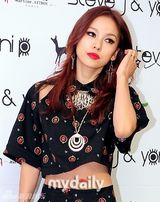 组图：李孝利露脐装看秀 李天熙夫妇秀恩爱