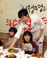 组图：韩星千正明担任一日厨师 亲自下厨做牛排