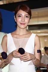 组图：杨谨华性感代言深V薄纱露半球