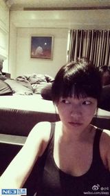 组图：小S素颜自拍 女儿扮鬼脸搞怪不输妈妈