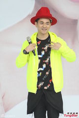 组图：朱丹新店开张男友缺席 暂时无结婚计划