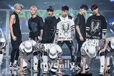 组图：《MCD》众星献唱 EXO11人献双曲舞台