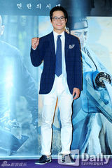 组图：韩星姜东元退伍后首亮相显拘谨