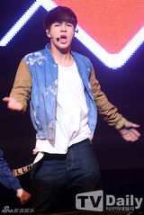 组图：男团GOT7回归秀 挥汗献唱卖力演出