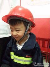 Lucas小Q扮消防员 学爸爸谢霆锋变救火英雄(图)