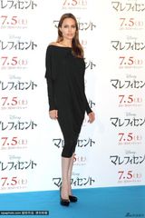 组图：朱莉亮相日本首映 小露香肩妩媚展女神范