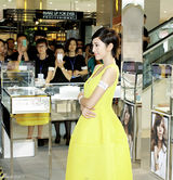组图：唐艺昕柠檬黄连衣裙出席活动  活泼俏皮