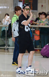 组图：李准基现身机场 反光墨镜潮味十足