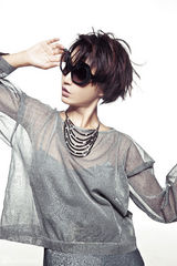 组图：张歆艺拍另类时尚杂志 遭调侃浴袍也时尚